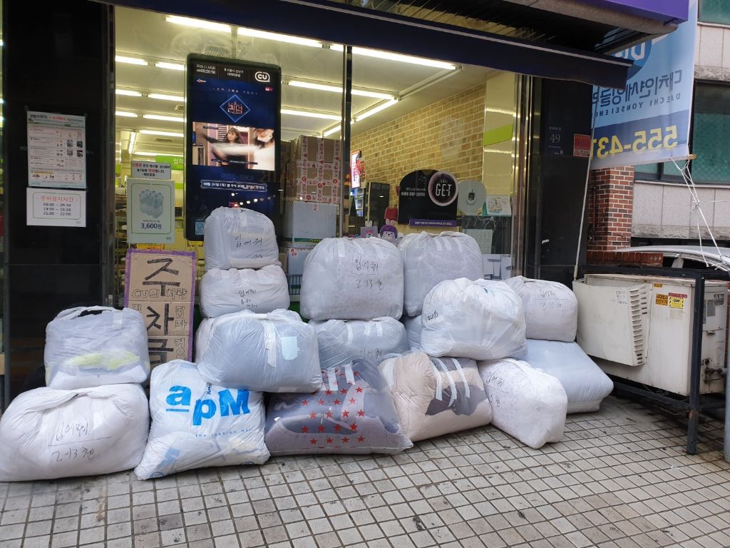 편의점 앞 첫 사입 봉투 · apM 손글씨